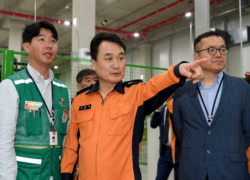 남화영 소방청장이 10일 대구 쿠팡 물류센터 내부 소방안전시설을 점검하고 있다 (소방청 제공). 2023.05.11/뉴스1 @News1