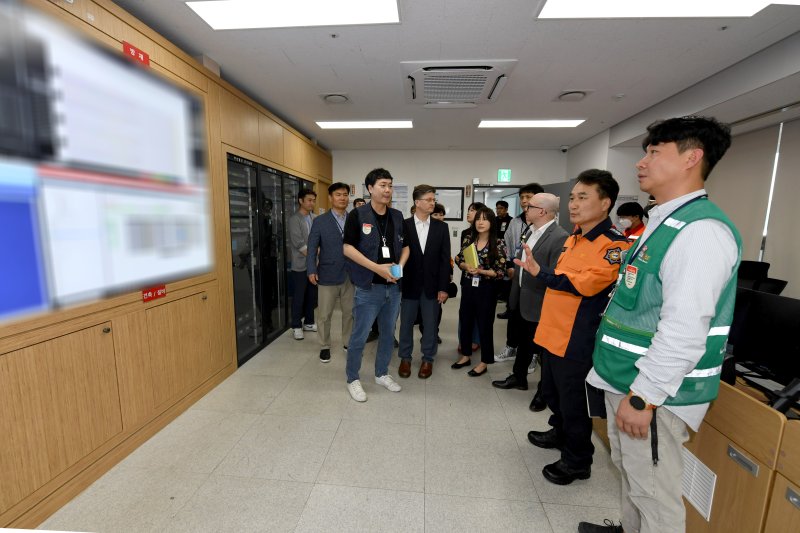 남화영 소방청장이 10일 대구 쿠팡물류센터 방재실을 살펴보고 있다. 2023.05.10/뉴스1 @News1