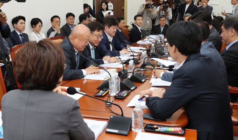 [서울=뉴시스] 전진환 기자 = 국토교통위원회 국토법안심사소위원회가 10일 오전 서울 여의도 국회에서 김정재 소위원장 주재로 열리고 있다. (공동취재사진) 2023.05.10. photo@newsis.com