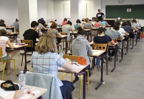 “재앙과 같았다”..학생들 제출한 졸업시험지 불태운 영어교사