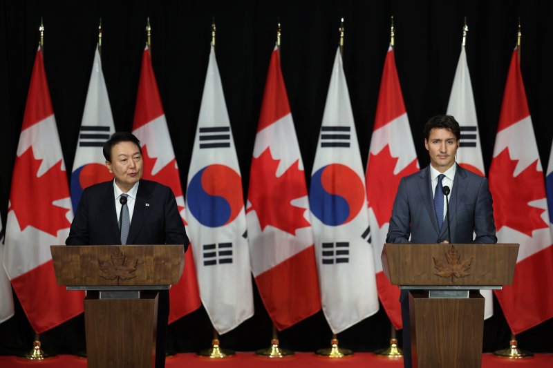 윤석열 대통령과 저스틴 트뤼도 캐나다 총리가 23일 오후(현지시간) 캐나다 오타와 맥도날드경 빌딩에서 공동기자회견을 하고 있다. (대통령실 제공) 2022.9.25/뉴스1 ⓒ News1 안은나 기자
