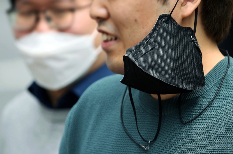 정부가 사실상 '엔데믹'을 선언한 다음 날인 12일 서울 중구 명동에서 마스크를 쓰거나 쓰지 않은 시민들이 발걸음을 옮기고 있다. 사진은 기사와 무관함. 뉴시스 제공