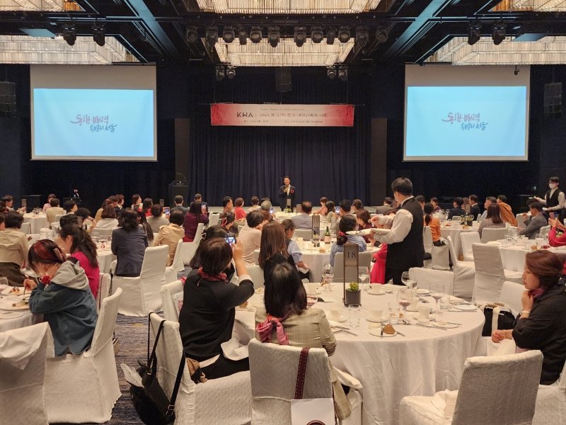 오세훈 서울시장은 11일 밤 JW메리어트 서울 호텔에서 열린 제27차 전국여성건축사대회에 강연자로 참석해 마포구 상암동 하늘공원에 랜드마크로 추진 중인 대관람차 '서울링' 표절 논란을 해명했다(사진=대한여성건축사회). 2023. 5. 11.