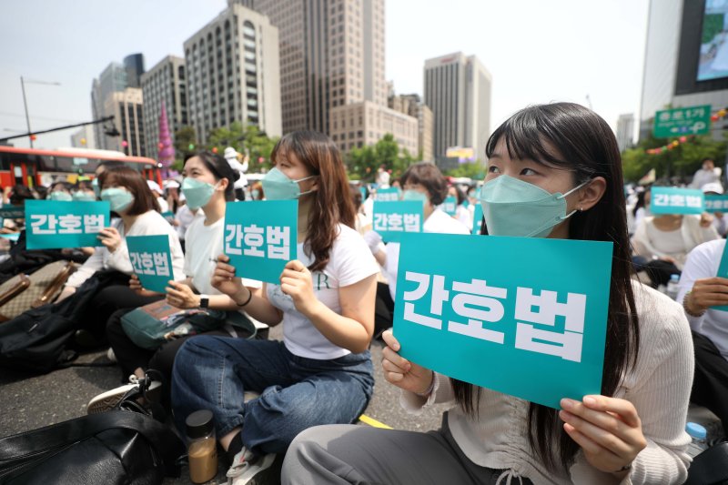 전국의 간호사 및 간호대학생들이 국제 간호사의 날인 지난 12일 서울 종로구 세종대로에서 열린 국제 간호사의 날 기념집회에 참석해 국회 본회의를 통과한 간호법의 대통령 공포(公布)를 촉구하고 있다. 뉴시스 제공.