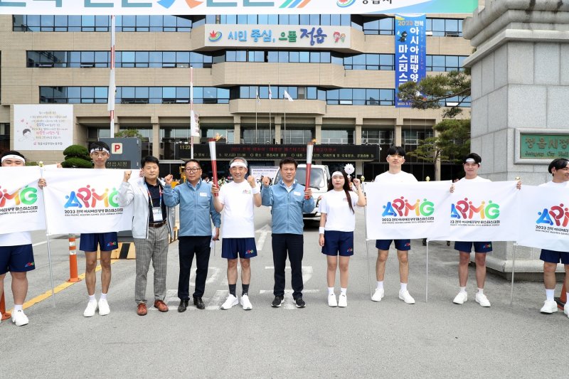 전북 정읍시는 12일 정읍시청 광장에서 '2023 아시아태평양 마스터스 대회' 성화봉송행사를 개최했다.(정읍시 제공)2023.5.12/뉴스1