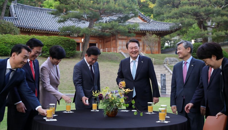 尹, 국회의장단과 靑서 만찬..탕평채·민어 식탁에 올라