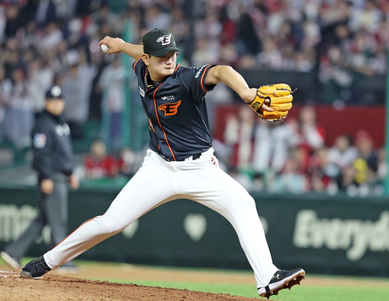 한화 이글스 투수 김서현이 12일 열린 2023 신한은행 SOL KBO리그 SSG 랜더스전에서 역투하고 있다.(한화 이글스 제공)