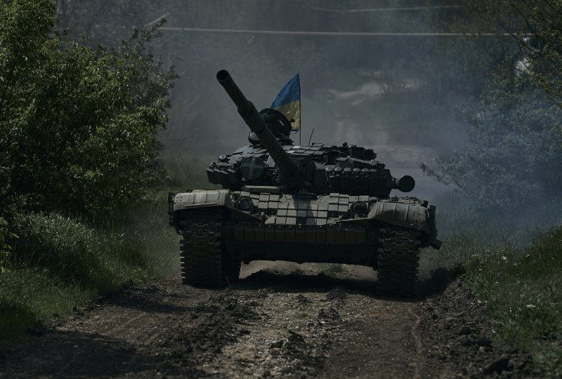 2년전 시작된 우크라이나 전쟁이 각국의 방위비 지출 붐을 일으켰지만 각국 군비경쟁은 전쟁이 끝나도 한동안 지속될 것으로 전망됐다. 지난해 5월 12일(현지시간) 우크라이나 도네츠크에서 우크라이나 전차가 비포장도로를 달리고 있다. AP연합