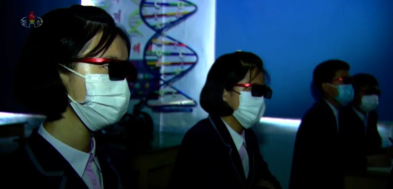 북한 관영매체 조선중앙TV는 지난 8일 여러 교육단위에서 교육의 질적 수준을 높이기 위한 노력들을 소개했다. 중신고급중학교에서 학생들이 체험 학습을 하고 있는 모습.(조선중앙TV 갈무리)