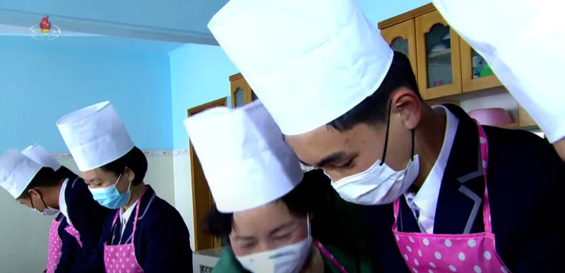 북한 관영매체 조선중앙TV는 지난 8일 여러 교육단위에서 교육의 질적 수준을 높이기 위한 노력들을 소개했다. 중신고급중학교에서 요리 실습을 하는 모습. (조선중앙TV 갈무리)