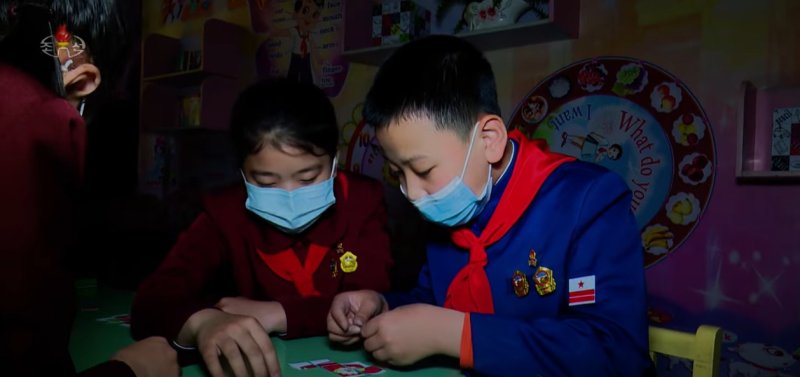 북한 관영매체 조선중앙TV는 지난 8일 여러 교육단위에서 교육의 질적 수준을 높이기 위한 노력들을 소개했다. 학생들 뒷편에 영어로 되어 있는 학습 도구들이 보이고 있다. (조선중앙TV 갈무리)