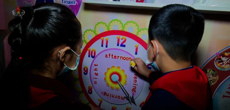 북한 관영매체 조선중앙TV는 지난 8일 여러 교육단위에서 교육의 질적 수준을 높이기 위한 노력들을 소개했다. 소학교 학생들이 다양한 학습도구를 통해 영어를 학습하는 모습.(조선중앙TV 갈무리)