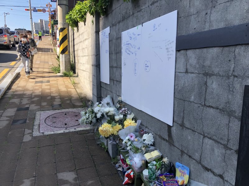 부산 영도구 등굣길 사고 현장에 마련된 추모 공간에는 시민과 학생들이 두고 간 국화꽃과 편지, 과자 등이 놓여 있다. 현재 차량용 펜스 설치 작업으로 주변은 막혀있다. 2023.5.9/뉴스1 ⓒ News1 박상아 기자