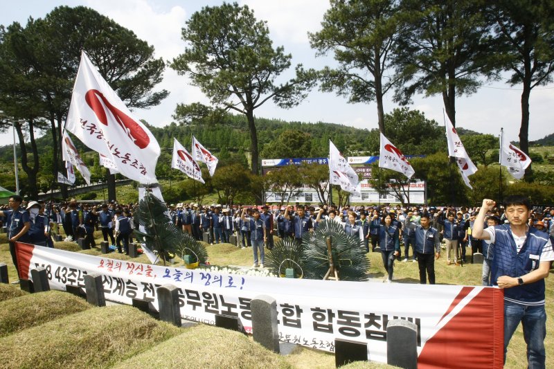 제43주년 5·18민주화운동을 맞아 13일 광주 망월동 민족민주열사 묘역에는 주말을 맞아 아침부터 참배객들이 이어지고 있는 가운데 전국 공무원노조 500여명이 합동참배하고 있다. 2023.5.13 /뉴스1 ⓒ News1 김태성 기자