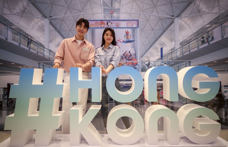 [서울=뉴시스] 정병혁 기자 = 13일 오전 서울 서초구 신세계 센트럴시티에서 열린 홍콩국제공항 ’월드 오브 위너스(World of Winners)’ 캠페인 소비자 이벤트 행사에서 모델들이 포즈를 취하고 있다. 홍콩공항관리국이 후원하는 '월드 오브 위너스(World of Winners)'는 해외 여행객을 대상으로 홍콩 항공권 50만 장을 무료로 증정하는 프로모션으로 한국 여행객들에게는 2만4,000여 장이 배정됐다. 행사는 오는 16일부터 시작된다. 2023.05.13. jhope@newsis.com