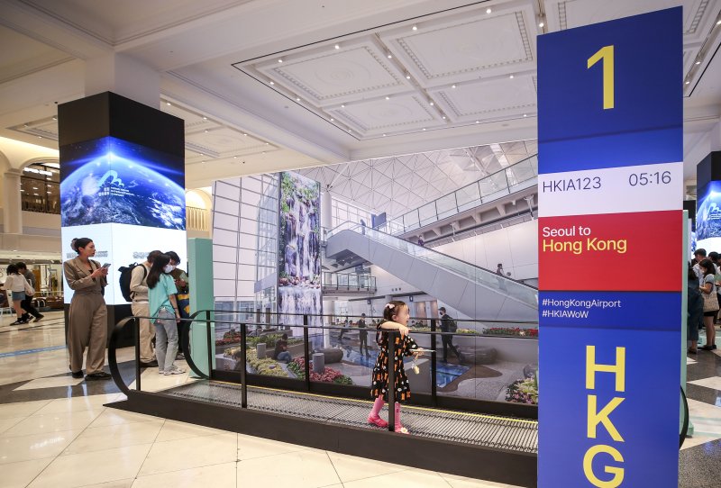 [서울=뉴시스] 정병혁 기자 = 13일 오전 서울 서초구 신세계 센트럴시티에서 열린 홍콩국제공항’월드 오브 위너스(World of Winners)’캠페인 소비자 이벤트 행사에서 시민들이 이벤트에 참가하고 있다. 홍콩공항관리국이 후원하는 '월드 오브 위너스(World of Winners)'는 해외 여행객을 대상으로 홍콩 항공권 50만 장을 무료로 증정하는 프로모션으로 한국 여행객들에게는 2만4000여 장이 배정됐다. 행사는 오는 16일부터 시작된다. 2023.05.13. jhope@newsis.com