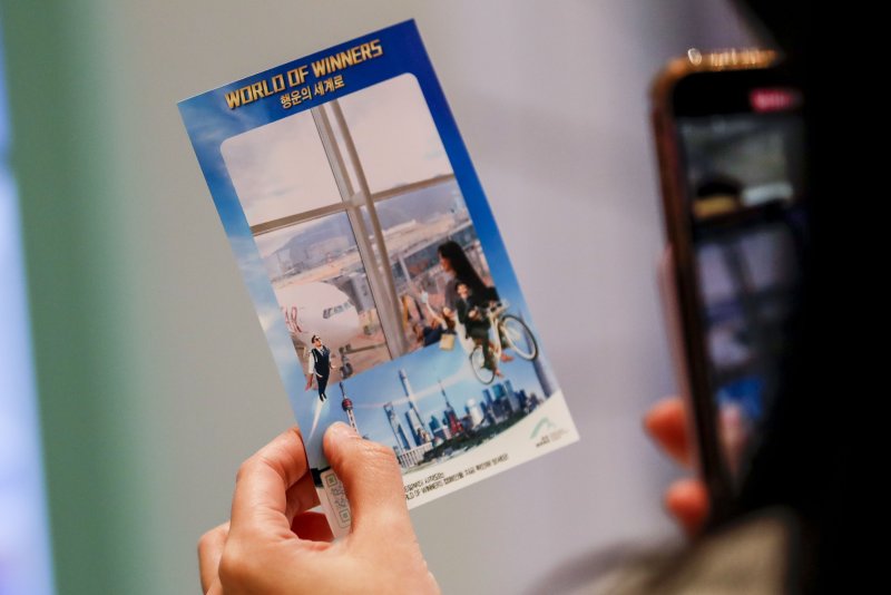 [서울=뉴시스] 정병혁 기자 = 13일 오전 서울 서초구 신세계 센트럴시티에서 열린 홍콩국제공항 ’월드 오브 위너스(World of Winners)’ 캠페인 소비자 이벤트 행사에서 시민들이 이벤트에 참가하고 있다. 홍콩공항관리국이 후원하는 '월드 오브 위너스(World of Winners)'는 해외 여행객을 대상으로 홍콩 항공권 50만 장을 무료로 증정하는 프로모션으로 한국 여행객들에게는 2만4,000여 장이 배정됐다. 행사는 오는 16일부터 시작된다. 2023.05.13. jhope@newsis.com