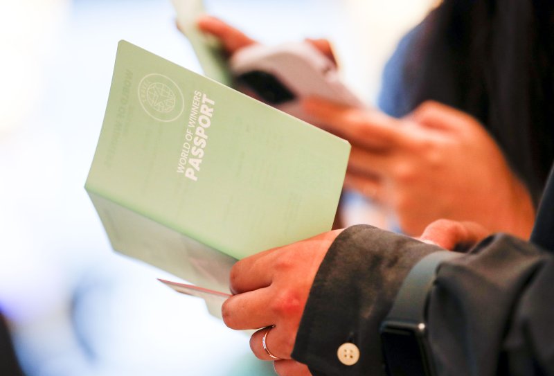 [서울=뉴시스] 정병혁 기자 = 13일 오전 서울 서초구 신세계 센트럴시티에서 열린 홍콩국제공항’월드 오브 위너스(World of Winners)’캠페인 소비자 이벤트 행사에서 시민들이 이벤트에 참가하고 있다. 홍콩공항관리국이 후원하는 '월드 오브 위너스(World of Winners)'는 해외 여행객을 대상으로 홍콩 항공권 50만 장을 무료로 증정하는 프로모션으로 한국 여행객들에게는 2만4000여 장이 배정됐다. 행사는 오는 16일부터 시작된다. 2023.05.13. jhope@newsis.com