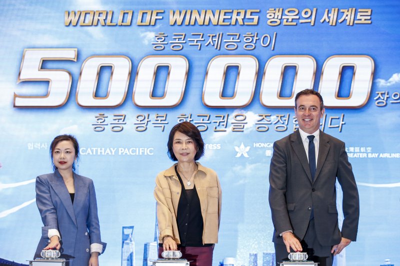 [서울=뉴시스] 정병혁 기자 = 13일 오전 서울 서초구 신세계 센트럴시티에서 열린 홍콩국제공항’월드 오브 위너스(World of Winners)’캠페인 소비자 이벤트 행사에서 비비안 청 홍콩공항관리국 최고 운영 책임자 등 참석자들이 기념촬영을 하고 있다. 2023.05.13. jhope@newsis.com