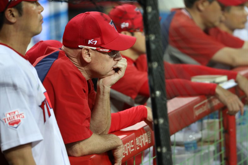 16일 오후 광주 북구 광주-기아챔피언스필드에서 열린 프로야구 '2020 신한은행 SOL KBO리그' NC 다이노스와 KIA 타이거즈의 시즌 1차전 9회초 2사 1루 상황 KIA 맷 윌리엄스 감독이 경기를 지켜보고 있다. 2020.6.16/뉴스1 ⓒ News1 한산 기자