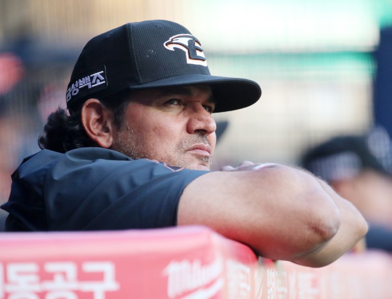 21일 오후 서울 송파구 잠실야구장에서 열린 프로야구 '2022 신한은행 SOL KBO리그' 한화이글스와 LG트윈스의 경기, 한화 수베로 감독이 1회말 LG 공격을 지켜보고 있다. 2022.6.21/뉴스1 ⓒ News1 김진환 기자