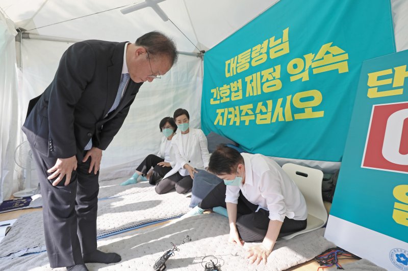 윤재옥 국민의힘 원내대표가 11일 오후 서울 중구 대한간호협회관 앞에서 간호법 제정을 위해 단식 중인 김영경 대한간호협회 회장에게 인사하고 있다. (공동취재) 2023.5.11/뉴스1 ⓒ News1 임세영 기자