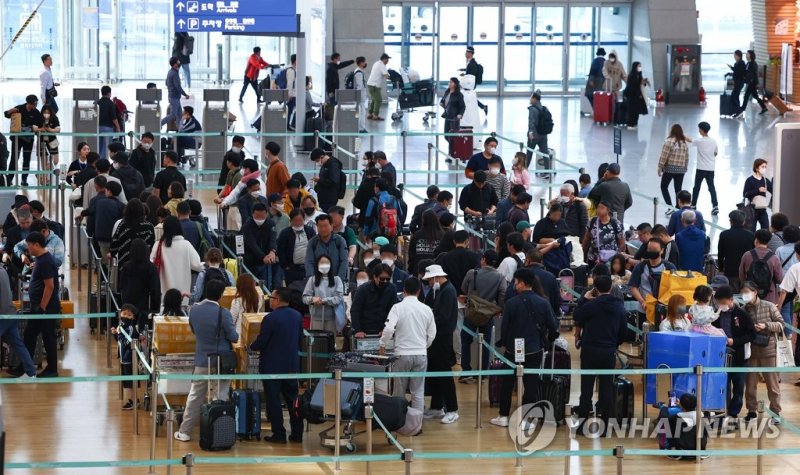 인천국제공항 제1여객터미널 출국장 카운터가 여행객들로 붐비고 있다. 연합뉴스