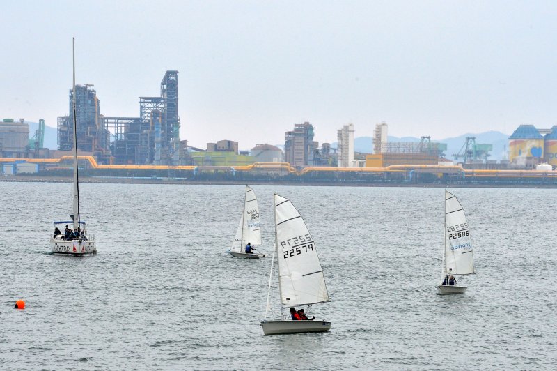 경북 포항시 북구 영일대해수욕장 앞 바다에서 관광객들이 요트를 타는 모습. ⓒ News1