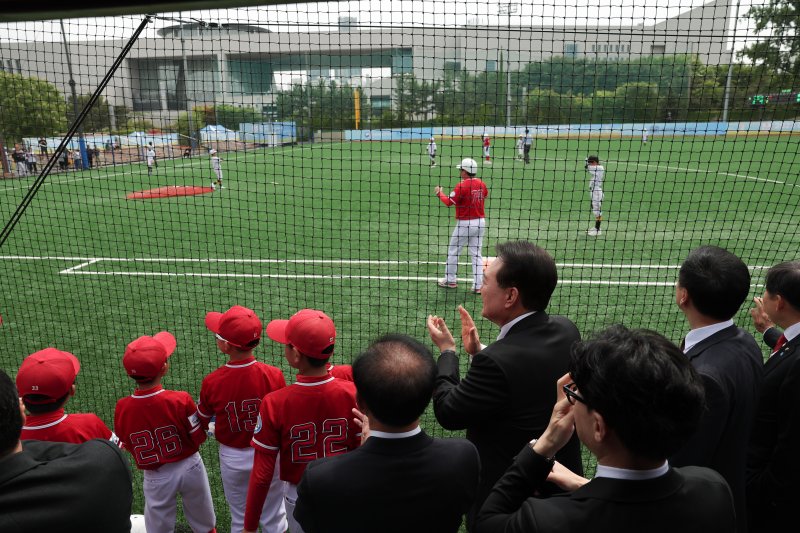 어린이 야구대회 '심판' 변신한 尹대통령 "제가 청와대를 나와서.."