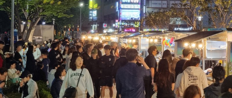 지난 5일 개장한 강릉 월화거리 야시장에 관광객들이 대거 몰려 먹거리와 볼거리를 즐기고 있다. 연합뉴스