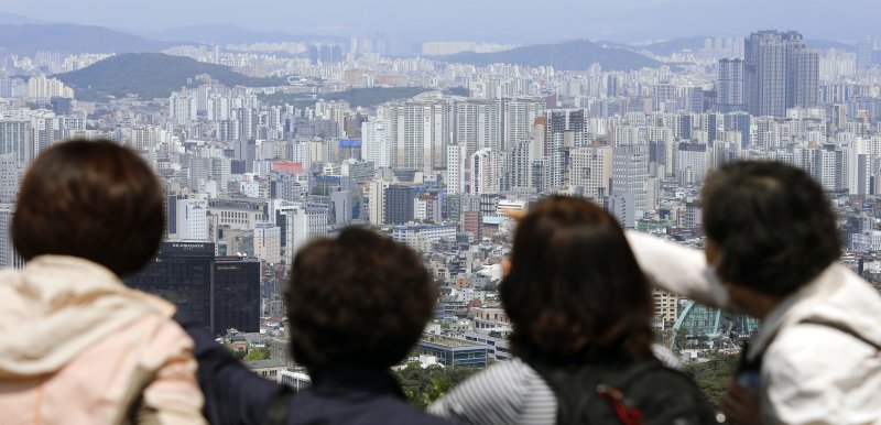 5월 한국은행 기준금리가 동결되고 서울 아파트 매매가격은 반등하면서 주택 마련 전략에 대한 관심도 높아지고 있다. 서울 남산에서 시민들이 서울시내 아파트를 바라보고 있다. 뉴시스