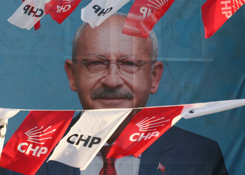 14일(현지시간) 튀르키예 수도 앙카라의 한 광고판에 6개 야당연합 대선 후보 케말 클르츠다로을루 공화인민당(CHP) 대표 사진이 걸려 있다. 로이터뉴스1