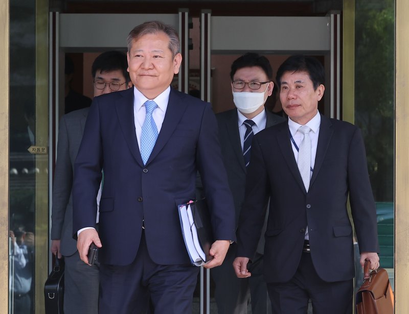 이상민 행정안전부 장관이 지난 9일 서울 종로구 헌법재판소에서 열린 탄핵심판 변론기일 출석 후 재판소를 나서고 있다. 뉴시스