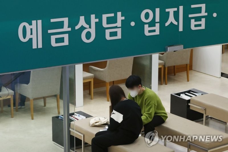지난해 8월 이후 본격화한 한국은행의 기준금리 인상으로 시중자금이 은행으로 몰리면서 고액 예금 또한 급증하고 있다. 연합뉴스.