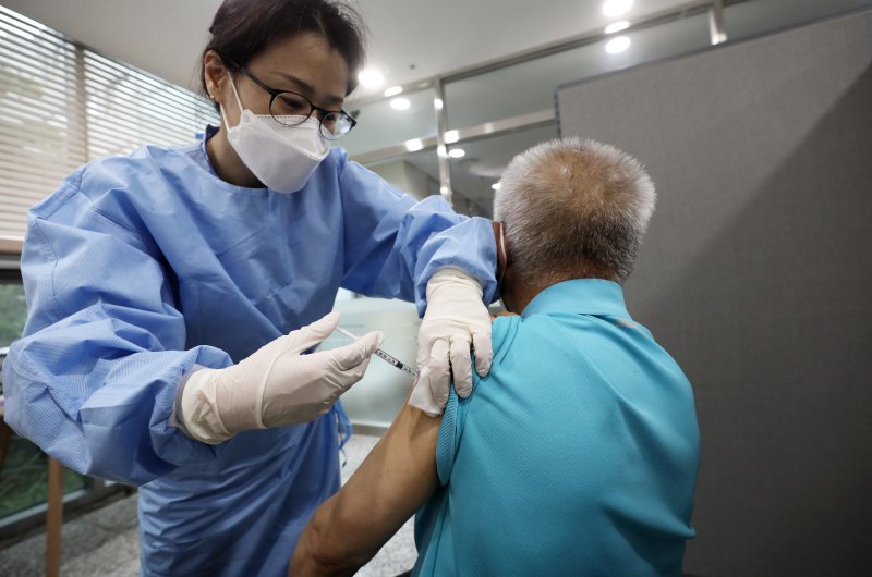 코로나 백신접종 사망 인정기간 확대... ‘사인불명 사망’ 지원금 3000만원