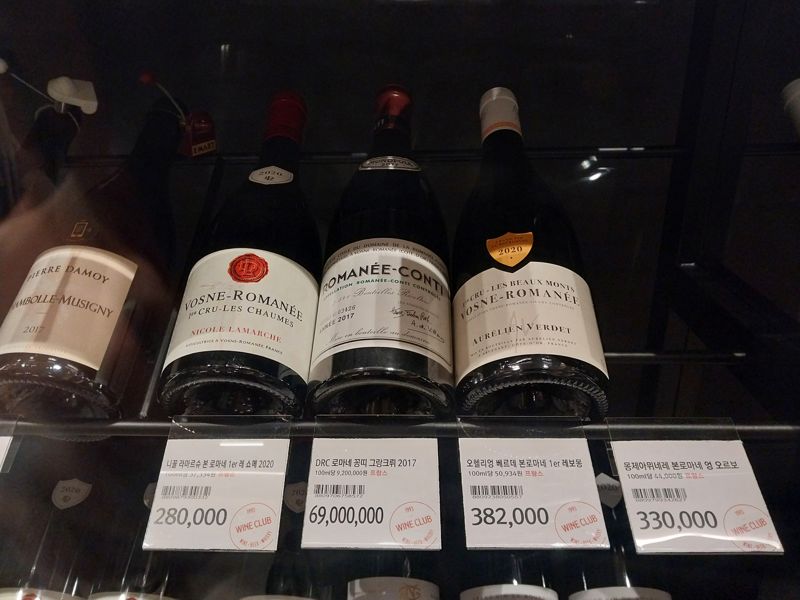 와인클러에서 단일 와인으로 가장 비싼 와인인 'DRC 로마네 꽁띠 그랑크뤼 2017'은 한 병의 가격이 6900만원에 달한다. /사진=이환주 기자