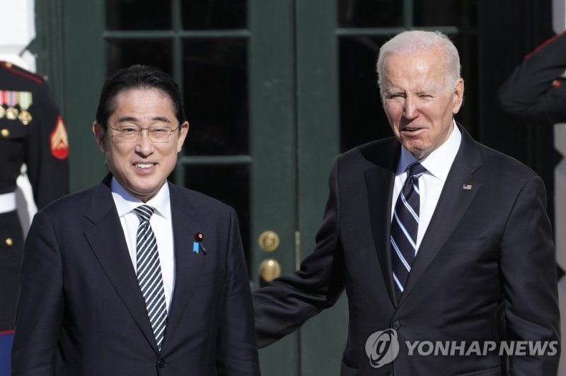 조 바이든 미국 대통령(오른쪽)과 기시다 후미오 일본 총리. 연합뉴스