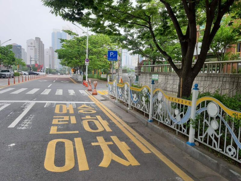 전남 목포시가 약 4억원을 들여 '안심승하차구역' 69개소를 조성하는 등 어린이 교통사고 예방을 위해 어린이보호구역 내 교통안전 시설물을 대폭 개선한다. 사진은 미항초에 조성된 '안심승하차구역' 모습. 목포시 제공