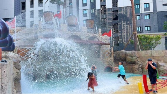 지난 14일 입주자 사전점검을 성황리에 마무리한 ‘검암역 로열파크씨티 푸르지오’ 놀이터인 ‘어드벤처 월드’ 모습, 아이들이 물대포와 워터 풀 버킷을 즐기고 있다.