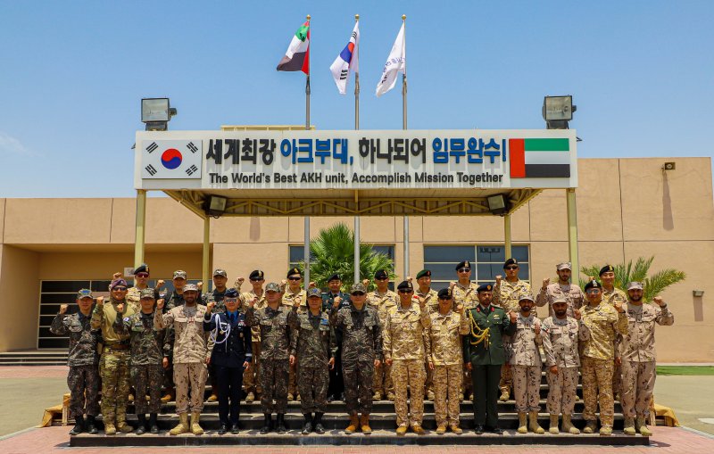 김승겸 합참의장이 12일(현지시간) 아크부대를 찾아 장병들을 격려한 뒤 기념촬영 하고 있다.<div id='ad_body3' class='mbad_bottom' ></div> 사진=합참 제공