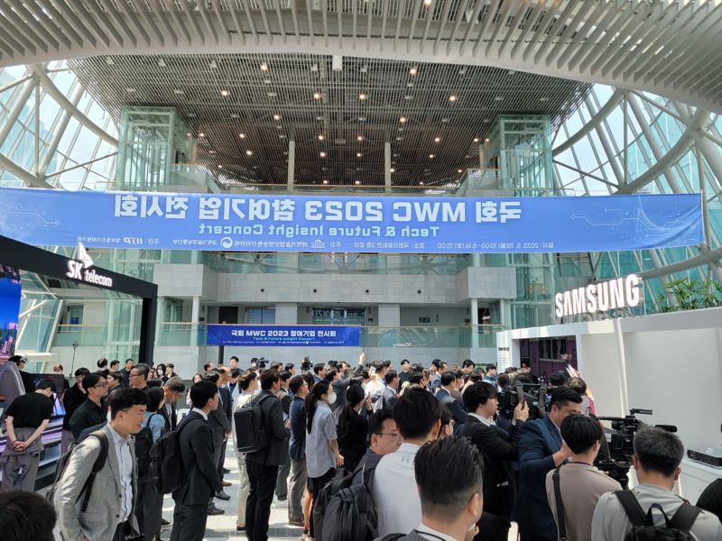 15일 서울 여의도 국회의원회관에서 열린 '국회 MWC 2023'에서 참석자들이 참여기업의 기술·서비스를 체험하고 있다. 사진=김준혁 기자