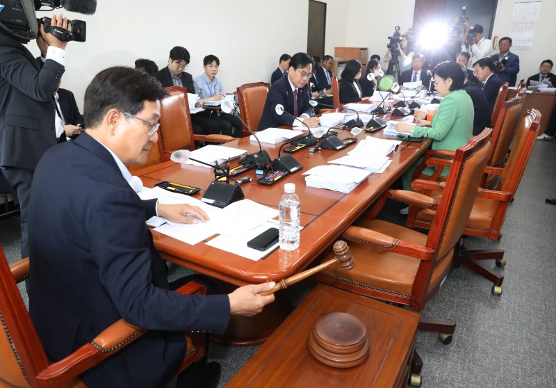 신동근 국회 기재위 경제재정소위원장이 15일 오후 서울 여의도 국회에서 열린 기획재정위원회 경제재정소위원회에서 의사봉을 두드리고 있다. 사진=뉴스1화상