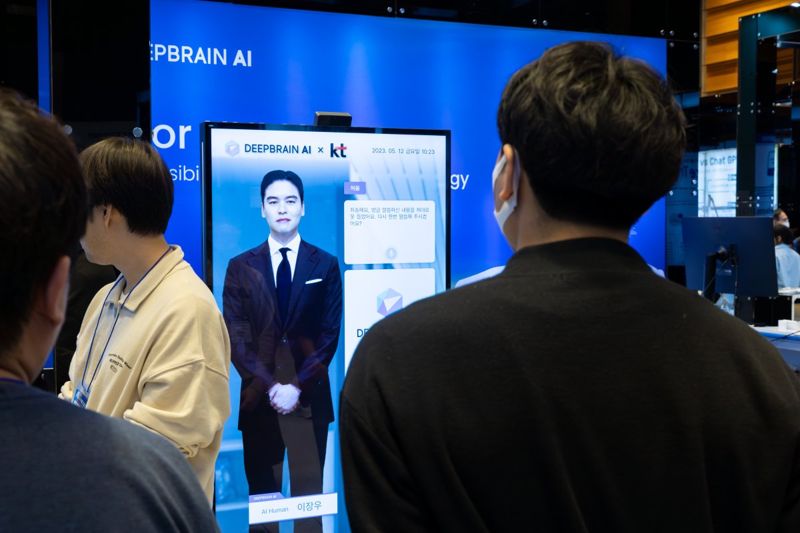 AI EXPO에 참석한 참관객들이 AI 이장우 키오스크를 체험하고 있다. KT 제공