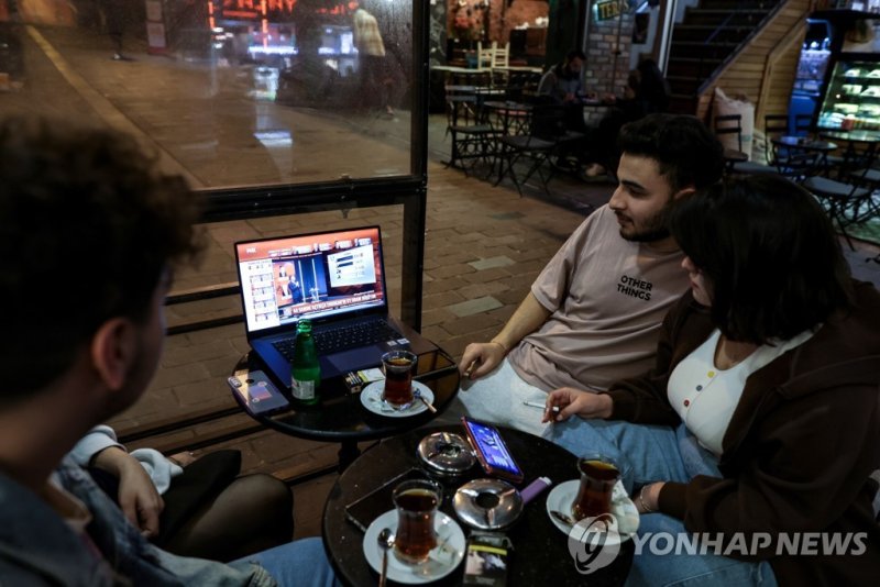 개표방송 시청중인 튀르키예 시민들 epa10628554 People watch the news awaiting the official election results at a cafe in Istanbul, Turkey, 14 May 2023, as the country holds simultaneous parliamentary and presidential elections. EPA/ERDEM SAHIN