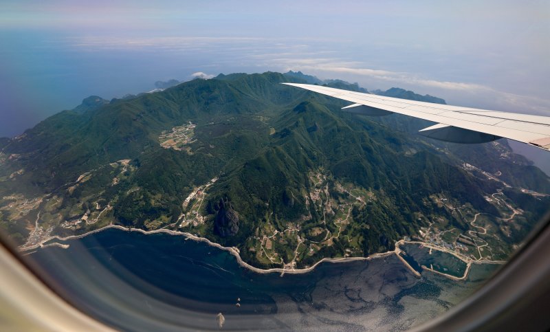 15일 경북 포항경주공항에서 이륙한 브라질 엠브레어 제트 여객기가 울릉도 상공을 선회하고 있다. 이날 경북도와 엠브레어는 '항공산업 협력 업무협약식'을 체결했다. 이철우 도지사와 마시아 도너 주한 브라질 대사, 홈즈 엠브레어 총괄 부사장 등 내빈들은 업무협약 후 엠브레어의 주력 제트여객기인 E190-E2를 타고 울릉도까지 약 80분간 선회비행을 했다. 2023.5.15/뉴스1 ⓒ News1 최창호 기자