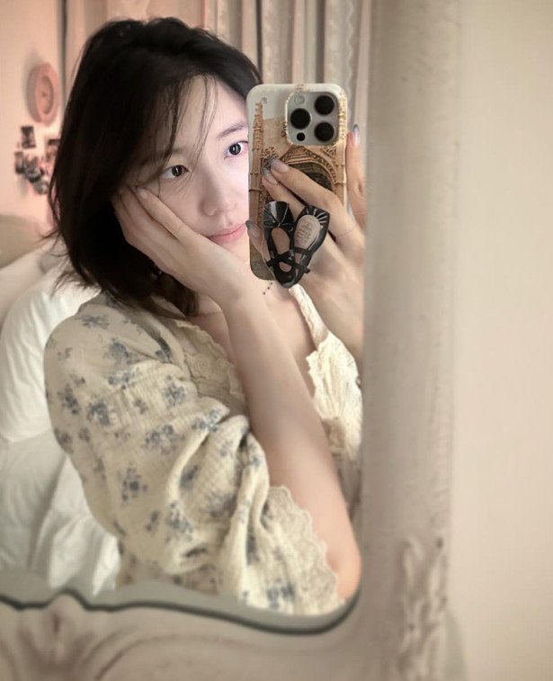 박지현: 잠들기 전 거울 셀카 공개…투명 민낯에도 빛나는 미모 [N샷]