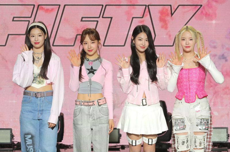 [서울=뉴시스] 김금보 기자 = 걸그룹 피프티 피프티(FIFTY FIFTY) 맴버 시오(왼쪽부터), 새나, 아란, 키나가 13일 오후 서울 강남구 일지아트홀에서 열린 기자간담회에서 포즈를 취하고 있다. 2023.04.13. kgb@newsis.com
