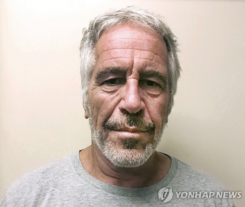 미성년자 상대 성범죄 혐의로 체포됐던 제프리 엡스타인 FILE - This March 28, 2017, photo provided by the New York State Sex Offender Registry shows Jeffrey Epstein. The government of the U.S. Virgin Islands told a federal judge Monday, May 15, 2023, that it can't find billionaire Elon Musk to serve him with a subpoena for d