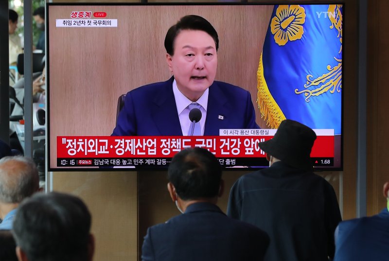 16일 서울역 대합실에서 시민들이 윤석열 대통령이 주재하는 국무회의를 생방송으로 시청하고 있다.2023.5.16/뉴스1 ⓒ News1 이동해 기자