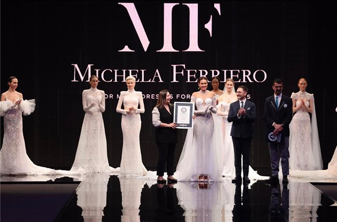 [서울=뉴시스] 지난달 14일(현지시간) 이탈리아 밀라노에서 열린 웨딩드레스 패션쇼 '시 스포사이탈리아 콜레쪼니'의 모습. (사진=영국 기네스 월드 레코드)2023.05.16. *재판매 및 DB 금지
